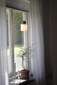 DOT Ø10 Hvit vinduslampe Fra Globen Lighting - DOT, designet av Roger Persson, er inspirert av en glassflaske med et dekorativt lokk.