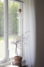 DOT Ø10 Gjennomsiktig vinduslampe Fra Globen Lighting - DOT, designet av Roger Persson, er inspirert av en glassflaske med et dekorativt lokk.