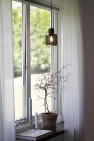 DOT Ø10 Røykfarget Fra Globen Lighting - DOT, designet av Roger Persson, er inspirert av en glassflaske med et dekorativt lokk.