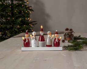 Santa Family Flerbruk Fra Star Trading - Lysestaken gir en fantastisk julestemning i b&aring;de vinduer eller p&aring; en skjenk.