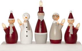 Santa Family Flerbruk Fra Star Trading - Lysestaken gir en fantastisk julestemning i b&aring;de vinduer eller p&aring; en skjenk.
