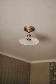 Cobbler Ø25 Hvit plafond Fra Globen Lighting - Cobbler er en ny vri på en klassisk skomakerlampe som passer perfekt inn i en rekke interiørdesign.