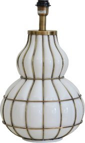 Beatrice 50cm Hvit Fra Hallbergs - Grace Kelly er en vakker bordlampe med elegant design.