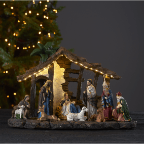 Nativity Flerfarget Fra Star Trading - Leveres med b&aring;de ledning og st&oslash;psel og drives av 3 AAA-batterier (ikke inkludert).