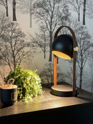 Bow 38cm Svart bordlampe Fra Aneta Lighting - Bow bordlampe i sortlakkert metall med detaljer i matt messing og brunt skinn.