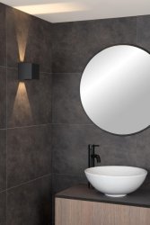 Axi 10cm Svart baderomslampe Fra Lucide - Du trenger ikke gå på akkord med design når det kommer til belysning i fuktige rom.