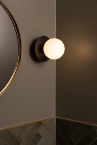 Art Deco Ø16 Svart og hvitt baderomslampe Fra Globen Lighting - Lampen er laget av metall og har en hvit glassskjerm som skaper en fin lysspredning i rommet.