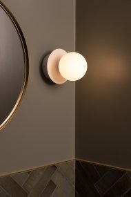 Art Deco Ø16 Hvit baderomslampe Fra Globen Lighting - Lampen er laget av metall og har en hvit glassskjerm som skaper en fin lysspredning i rommet.