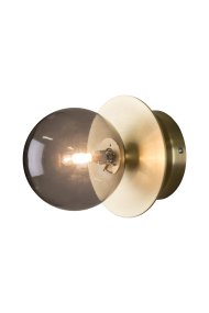 Art Deco Ø16 Børstet messing/røkt baderomslampe Fra Globen Lighting - Lampen er laget av metall og har en skjerm i røykfarget glass som skaper en fin lysspredning i rommet.