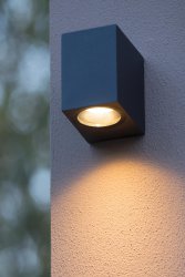 Zaro Svart utendørslampe Fra Lucide - Som seg hør og bør med moderne belysning, er Zaro kompatibel med LED-lys, noe som gjør utemiljøet ditt for et komplett og sofistikert utseende.