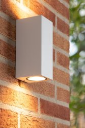 Zaro Hvit utendørslampe Fra Lucide - Som seg hør og bør med moderne belysning, er Zaro kompatibel med LED-lys, noe som gjør utemiljøet ditt for et komplett og sofistikert utseende.