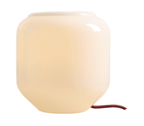 Flask 18cm Hvit/rød bordlampe Fra Artera - Den kirsebærrøde ledningen er en fin fargerik detalj som gir lampen et harmonisk og lekent uttrykk.
