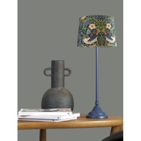 Tove 57cm Blå bordlampe Fra PR Home - Tove bordlampe er en tidl&oslash;s og elegant metalllampe med en fargematchet skjerm prydet med et trykt Morris-m&oslash;nster.