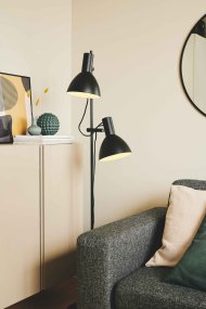 Baltimore 2 Svart gulvlampe Fra Halo Design - Baltimore er en moderne gulvlampe med retrodesign laget av lakkert metall.