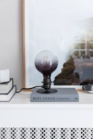Combi 7cm Mørkt sølv bordlampe Fra Halo Design - Combi har et industrielt design med sine klassiske former og metallisk overflate.