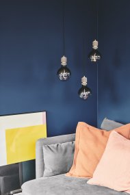 Halo Ø5 Svart Fra Halo Design - Den robuste sokkelen i sort metall gir et sofistikert uttrykk som passer perfekt over kjøkkenet, i hallen eller som en del av en gruppebelysning.