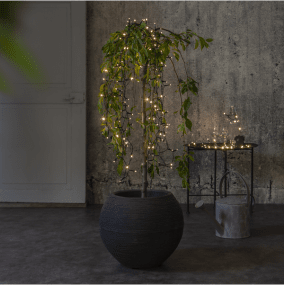 Lysslynge Akku 5m Svart Fra Star Trading - Den er utstyrt med en praktisk timerfunksjon som lyser i 6 timer og er av i 18 timer for &aring; spare batteri.