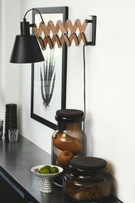 Vintage Ø18 Svart vegglampe Fra Halo Design - Vintage er et statement for de av dere som leter etter unike og tidløse detaljer til hjemmet ditt &ndash; en lampe som både fanger blikket og oppfyller et praktisk formål.