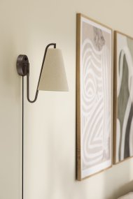 Lou 28cm Bronse vegglampe Fra Globen Lighting - Lou er en funksjonell og dekorativ vegglampe med bevegelig ledd og en lampeskjerm laget av boucl&eacute;-stoff.