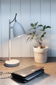 Yep! 37cm Grå skrivebordslampe Fra Halo Design - Den passer perfekt p&aring; skrivebordet, nattbordet eller sidebordet og tilf&oslash;rer hjemmet ditt en varm og sofistikert atmosf&aelig;re.