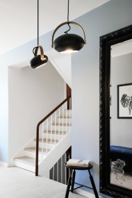 D.C Ø18 Svart Fra Halo Design - Den finerte eikebuen har ogs&aring; en viktig funksjon i rotasjonen og vinkelen p&aring; skjermen for &aring; spre lyset dit du &oslash;nsker det.