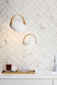 D.C Ø26 Hvit Taklampe Fra Halo Design - Den finerte eikebuen har ogs&aring; en viktig funksjon i rotasjonen og vinkelen p&aring; skjermen for &aring; spre lyset dit du &oslash;nsker det.