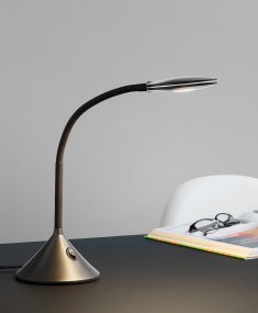 Fix 35cm Svart skrivebordslampe Fra Halo Design - Strømbryter er plassert på lampefoten for enkel håndtering.