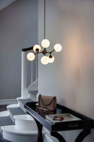 Atom 45cm Sort/opal Fra Halo Design - Atom er et moderne anheng med industrielt design.