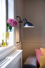 Metropole Ø24 Svart vegglampe Fra Halo Design - Metropole-serien er en komplett og funksjonell familie av lamper med en s&aelig;regen og industriell stil.