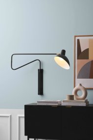 Metropole Deluxe 23cm Svart vegglampe Fra Halo Design - Den lange, bevegelige armen gir fleksibilitet og en unik design som kombinerer estetikk og praktisk.