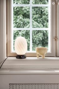 Twist 22cm Svart bordlampe Fra Halo Design - Den stilige foten og moderne detaljene gjør Twist til en tidløs interiørdetalj som passer perfekt på nattbordet, i stuen eller som en aksent på arbeidsplassen din.