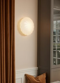 Twist Ø35 Antikk messing plafond Fra Halo Design - Gi hjemmet ditt et l&oslash;ft med Twist &ndash; den stilige tak/vegglampen som kombinerer moderne eleganse med et unikt vridd design.