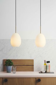 Bodø Ø20 Hvit Taklampe Fra Halo Design - Den glatte overflaten og runde formen p&aring; opalglass gir en fin spredning av lys i rommet og i kombinasjon med detaljene i messing gir det eleganse.