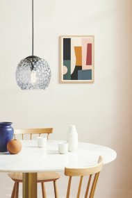 Grape Ø25 Gjennomsiktig Taklampe Fra Halo Design - Denne pendelen i klart glass med sorte detaljer er perfekt som lyspunkt over spisebordet eller kj&oslash;kkenet.
