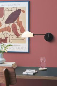 Kjøbenhavn 60cm Svart vegglampe Fra Halo Design - Med sin bevegelige arm og justerbare lysretning byr Kj&oslash;benhavn på både fleksibilitet og behagelig belysning, ideelt for å skape en varm atmosfære i hjemmet ditt.