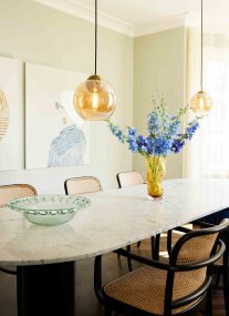 Bubbles Ø24 Rav Taklampe Fra Halo Design - Det ravtonede glasset i kombinasjon med detaljene i antikk messing bidrar til en eleganse og gir en fin spredning av lys i rommet n&aring;r det er opplyst.