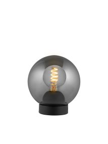 Bubbles 20cm Røykfarget bordlampe Fra Halo Design - Det røkte glasset i kombinasjon med detaljene i matt sort metall bidrar til en eleganse og gir en fin spredning av lys i rommet når det er opplyst.