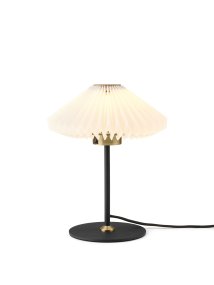 Paris 32cm Svart bordlampe Fra Halo Design - Paris er en elegant og sofistikert bordlampe som kombinerer klassiske og moderne elementer.