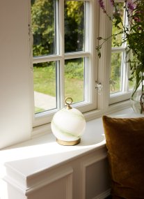 Stockholm 20cm Grønn bærbar Fra Halo Design - Den er IP44-klassifisert og kan brukes både innendørs og utendørs (men bør oppbevares og lades innendørs).