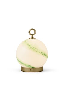 Stockholm 20cm Grønn bærbar Fra Halo Design - Den er IP44-klassifisert og kan brukes både innendørs og utendørs (men bør oppbevares og lades innendørs).