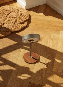 On The Move 20cm Mørkegrå bærbar Fra Halo Design - Den sfæriske formen og magnetiske funksjonen gjør det enkelt å rotere og vinkle skjermen for rettet lys.