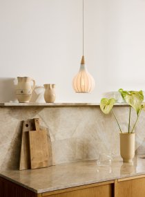 Drops Ø17 Hvit Taklampe Fra Halo Design - Kombinasjonen av tre, tekstil og metall skaper en koselig atmosfære i rommet.