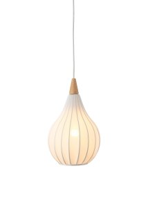 Drops Ø23 Hvit Taklampe Fra Halo Design - Kombinasjonen av tre, tekstil og metall skaper en koselig atmosfære i rommet.