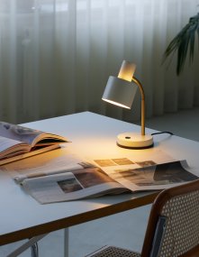 Vogue 30cm Krem skrivebordslampe Fra Halo Design - Enten du trenger oppgavebelysning eller en stemningsbryter, er Vogue det stilige valget for ethvert miljø.