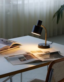 Vogue 30cm Svart skrivebordslampe Fra Halo Design - Enten du trenger arbeidsbelysning eller en stemningsbryter, er Vogue det stilige valget for ethvert miljø.