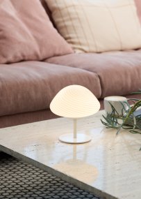Mini Mush 17cm Hvit bordlampe Fra Halo Design - Den unike, bølgeformede skjermen gir en myk og behagelig lysspredning, perfekt for å skape en koselig atmosfære i ethvert rom.