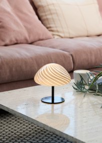 Mini Mush 17cm Svart bordlampe Fra Halo Design - Den unike, bølgeformede skjermen gir en myk og behagelig lysspredning, perfekt for å skape en koselig atmosfære i ethvert rom.