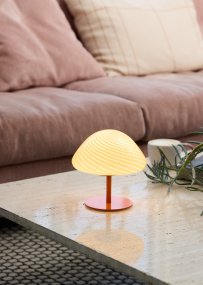 Mini Mush 17cm Oransje bordlampe Fra Halo Design - Den unike, bølgeformede skjermen gir en myk og behagelig lysspredning, perfekt for å skape en koselig atmosfære i ethvert rom.