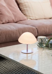 Mini Mush 17cm Lilla bordlampe Fra Halo Design - Den unike, bølgeformede skjermen gir en myk og behagelig lysspredning, perfekt for å skape en koselig atmosfære i ethvert rom.