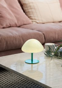Mini Mush 17cm Turkis bordlampe Fra Halo Design - Den unike, bølgeformede skjermen gir en myk og behagelig lysspredning, perfekt for å skape en koselig atmosfære i ethvert rom.